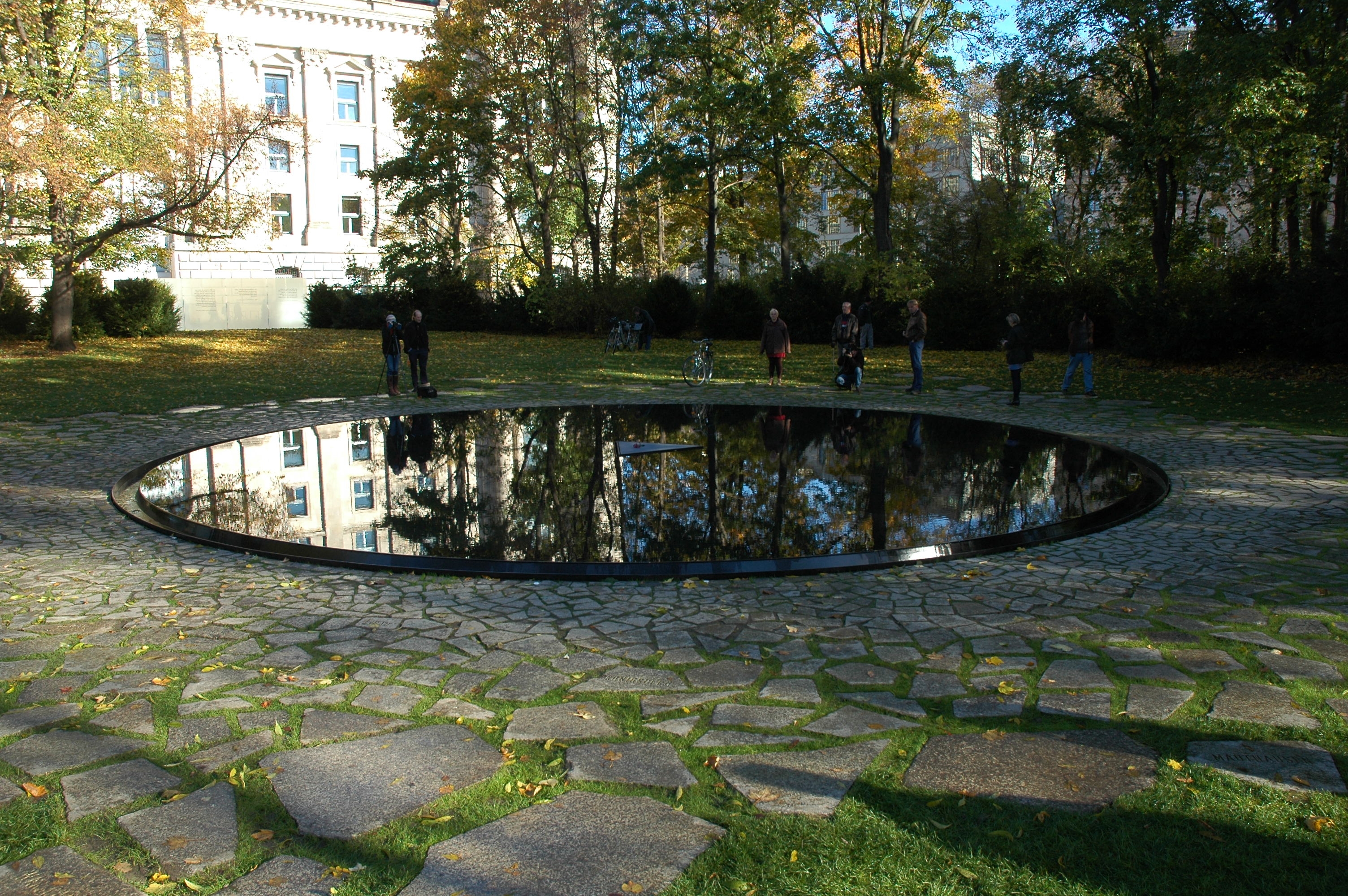Берлин. Мемориал памяти народов синти и рома