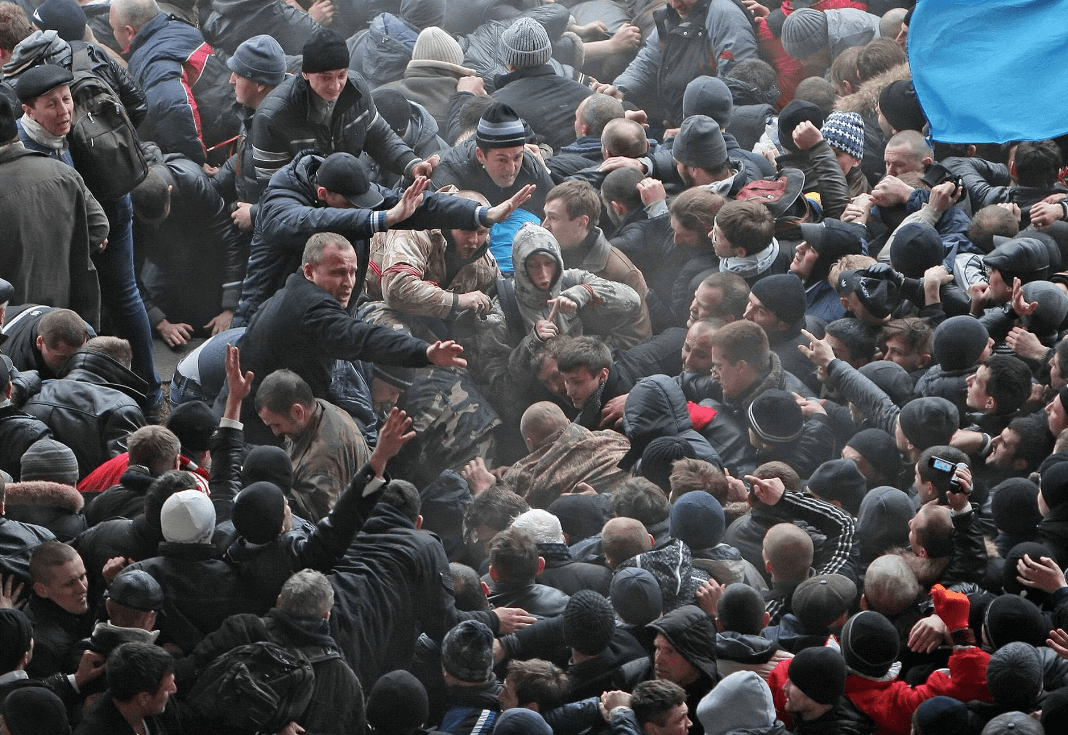 Противостояние сторонников единства Украины и пророссийских активистов возле здания Верховной рады Крыма в Симферополе, Украина, 26 февраля 2014 года