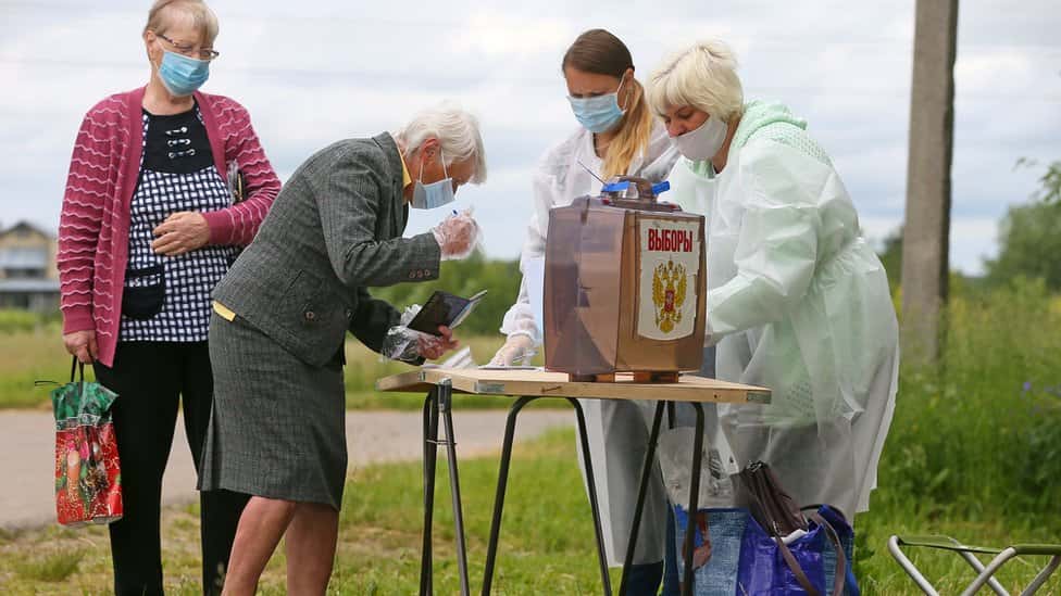 «Новая газета»: В Подмосковье утвердили более 500 мест для голосования «на пеньках». Люди смогут проголосовать у озера, храма и в палатках
