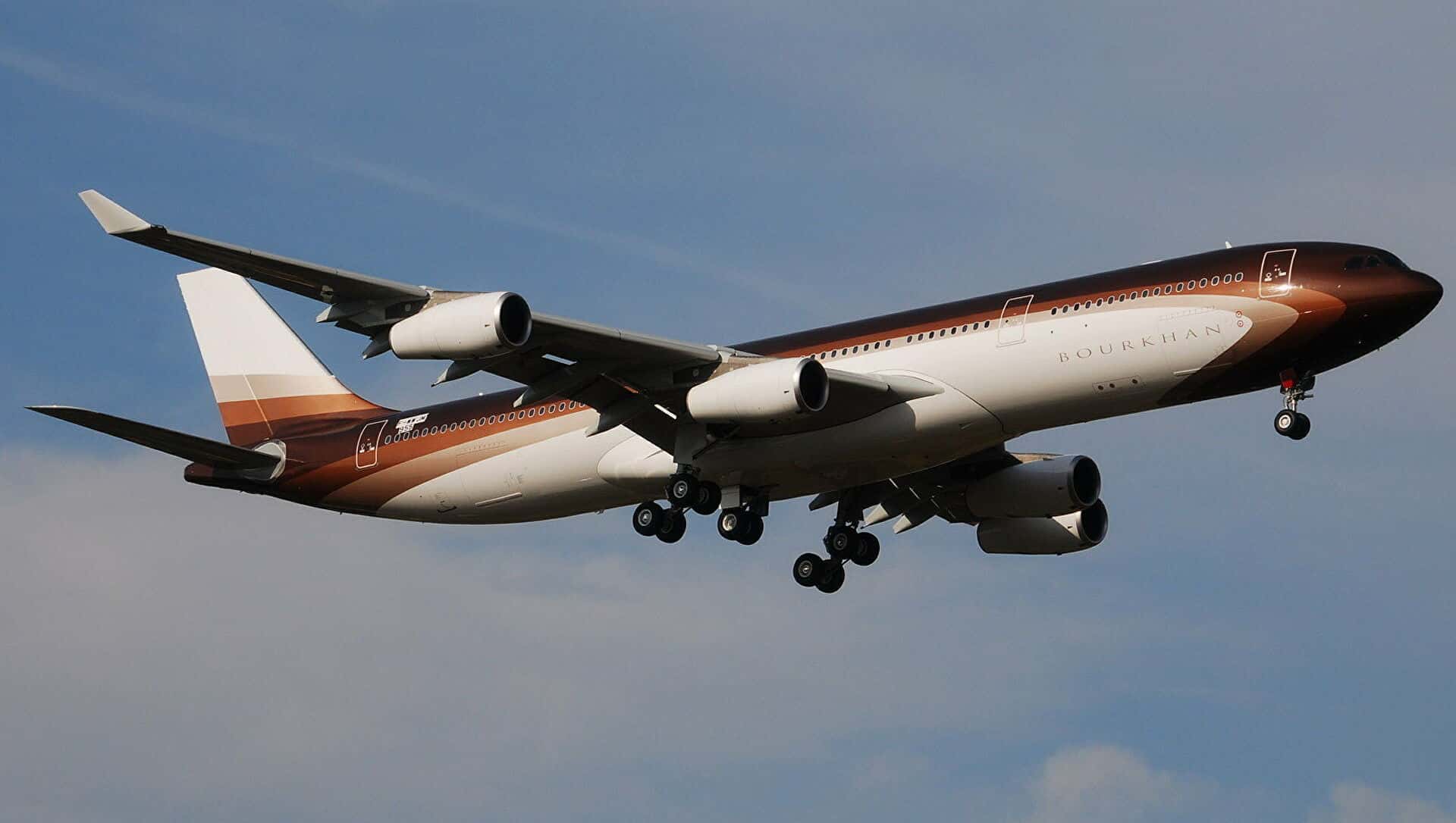 Самолеты, связанные с российскими олигархами, продолжают летать, несмотря на санкции — The Guardian и OCCRP