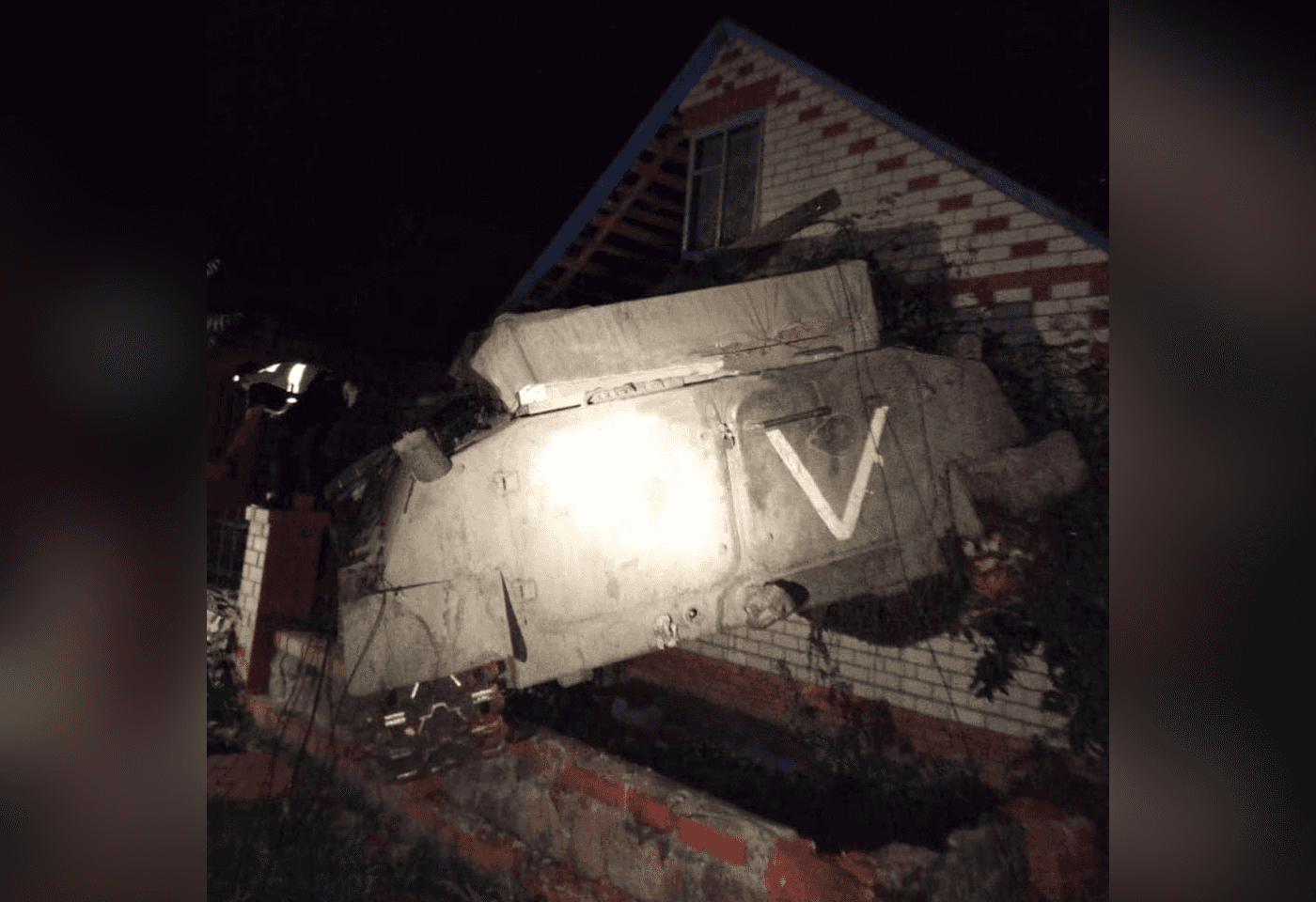 Под Белгородом бронетранспортер с буквой «V» протаранил частный дом