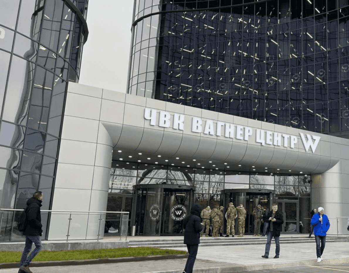 Выставка дронов, клип Цыгановой и IT-специалисты на страже обороноспособности. В Петербурге открылся «ЧВК Вагнер центр»