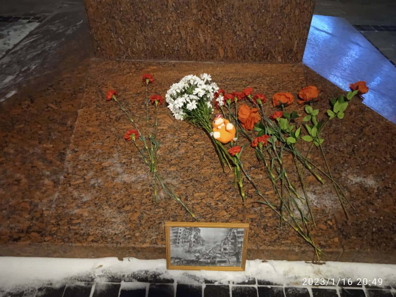 Москвичи организовали стихийный мемориал в память о погибших от удара российской ракеты в Днепре