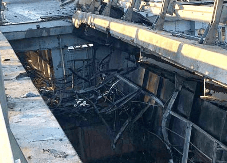 После взрыва на Крымском мосту СК возбудил дело о теракте, в НАК РФ заявили об атаке «надводными БПЛА». Что известно к этому моменту