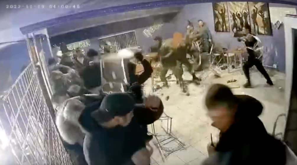 «Учиняют драки с ножами и на людей бросаются». В российские бары все реже пускают военных, вернувшихся из Украины