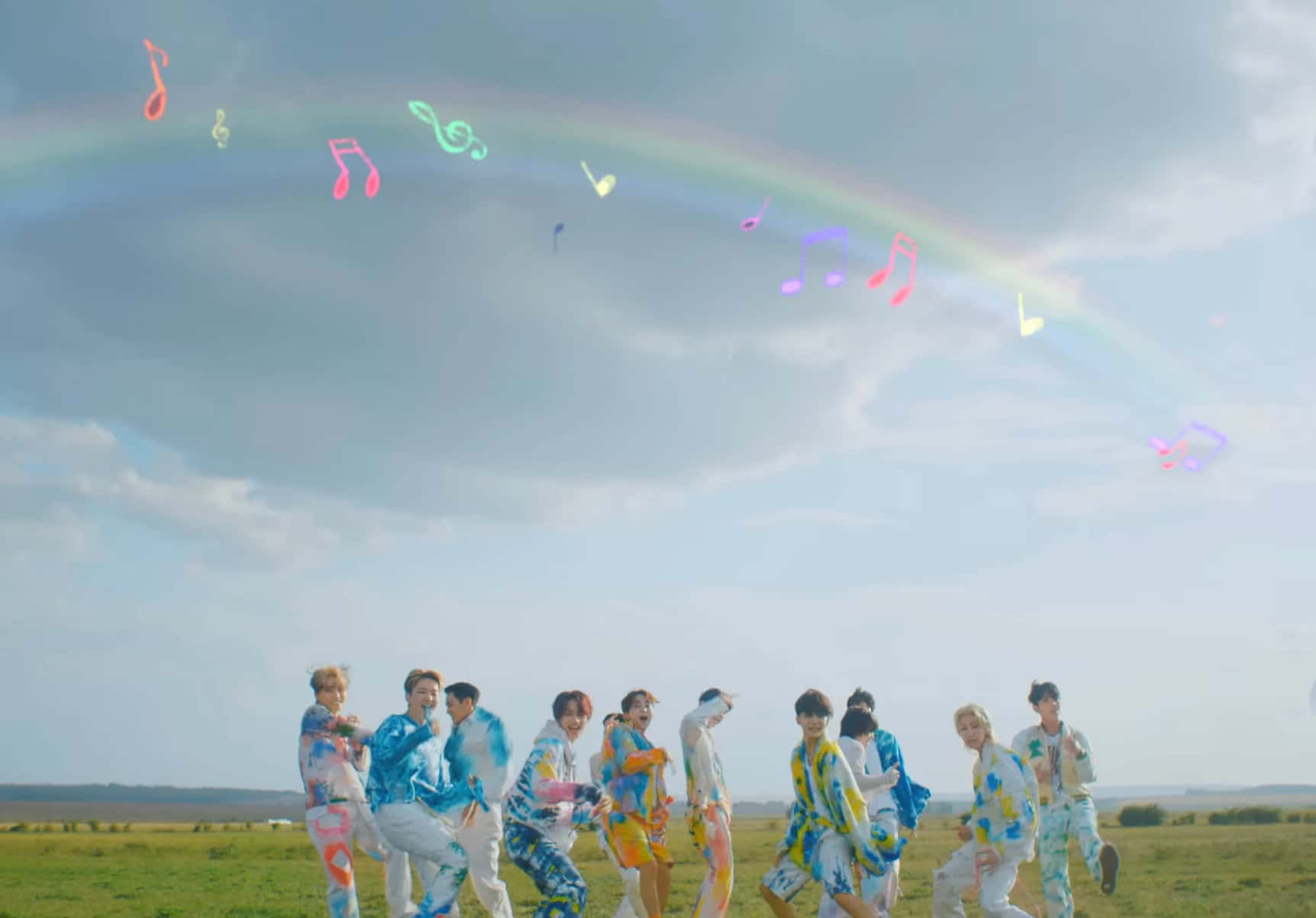 Канал ТНТ Music «обесцветил» радугу в клипе K-pop группы Seventeen, чтобы не попасть под штраф из-за «пропаганды» ЛГБТ