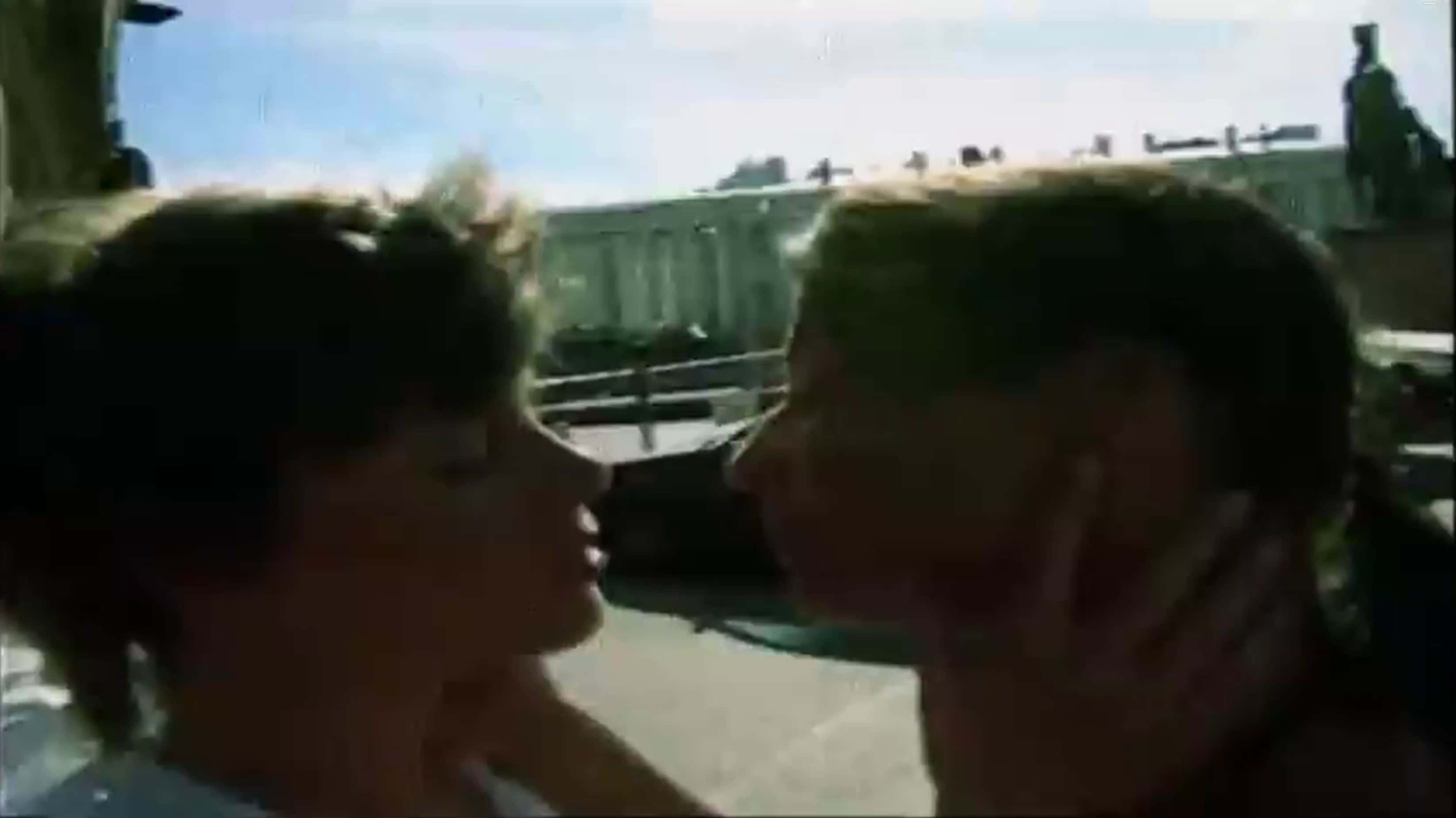 «Жесты ласки и тактильность». Музыкальный канал оштрафовали на миллион рублей за клип «Танцев минус»