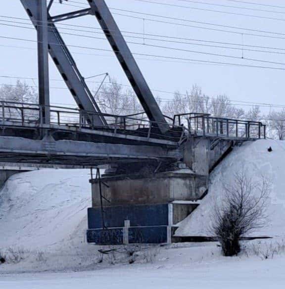 В Самарской области подорвали опору железнодорожного моста. Ответственность за диверсию взяла на себя украинская разведка