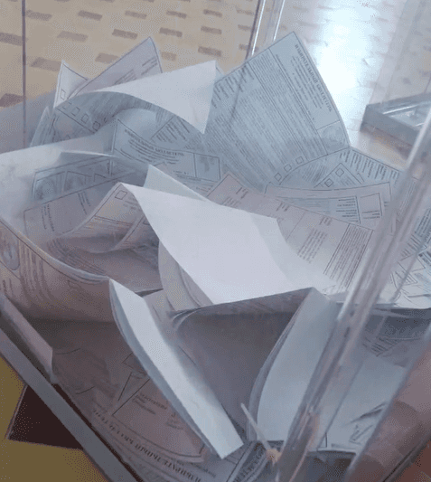 Массовые вбросы, протокол на кандидата от КПРФ за испорченный бюллетень, скандал с наблюдателями — как прошел единый день голосования в РФ