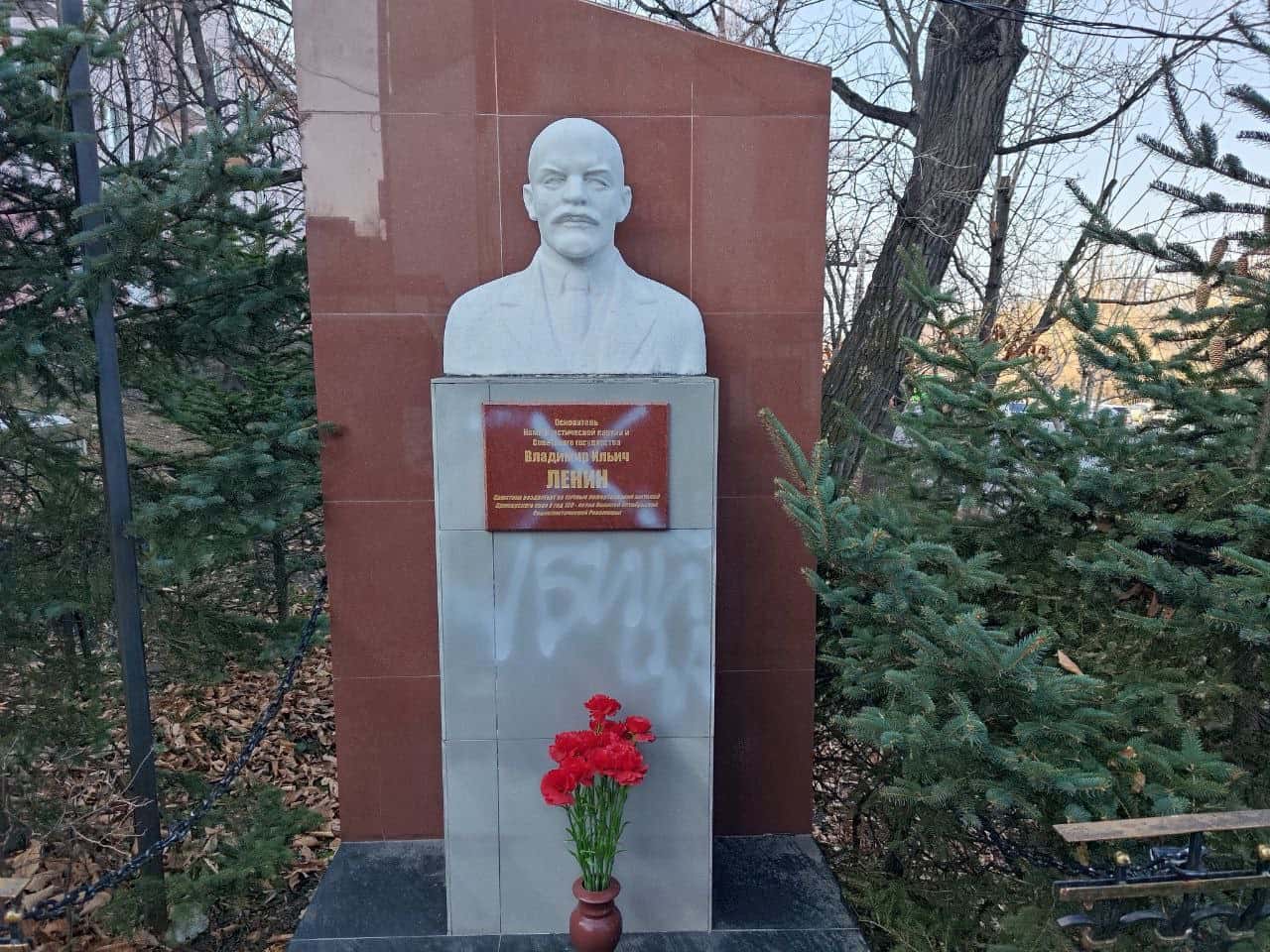 Во Владивостоке осквернен памятник Ленину. Вандал в маске также разбил окно крайкома КПРФ