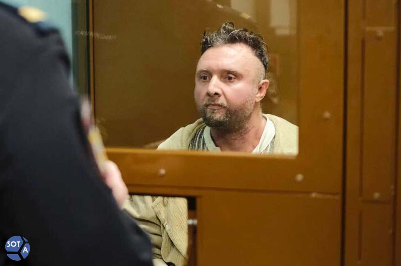 Обвиняемый по делу об «ЛГБТ-турах» рассказал, что во время обыска его били электрошокером и велели передать «привет собратьям по полку»