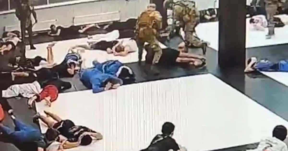 Силовики пришли с рейдом в детский спортклуб в Краснодаре, уложив подростков лицом в пол. В МВД назвали это «профилактическим мероприятием» 