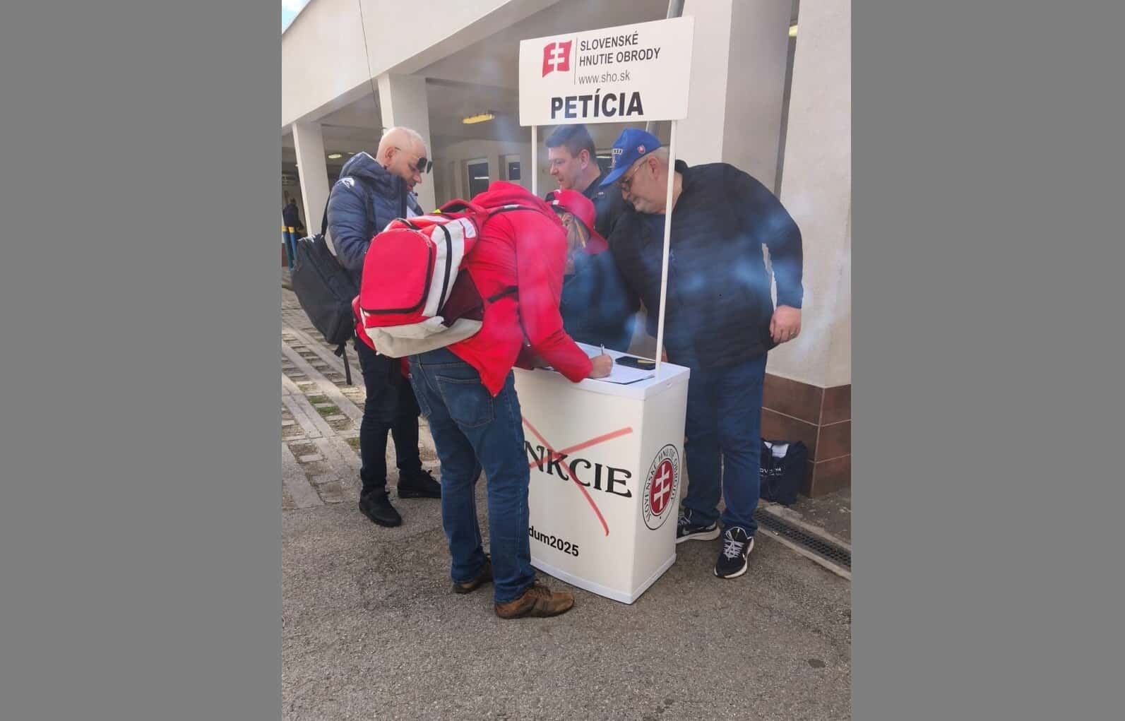 Захарова рассказала о «мнении народа Словакии» — петиции об отмене санкций. Подлинность подписей под петицией сомнительна