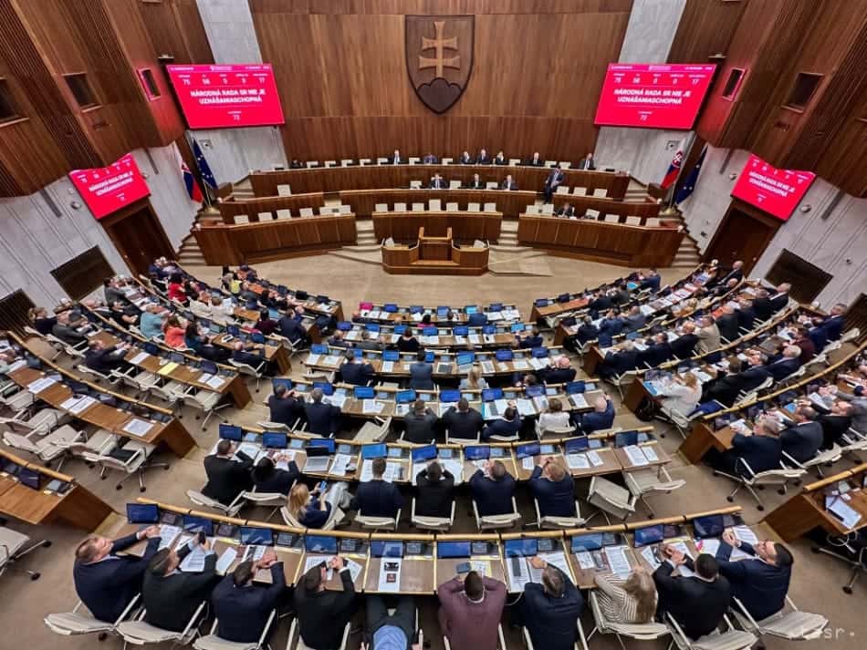 Словацкий парламент принял резолюцию о запрете правительству голосовать за санкции против России в международных организациях
