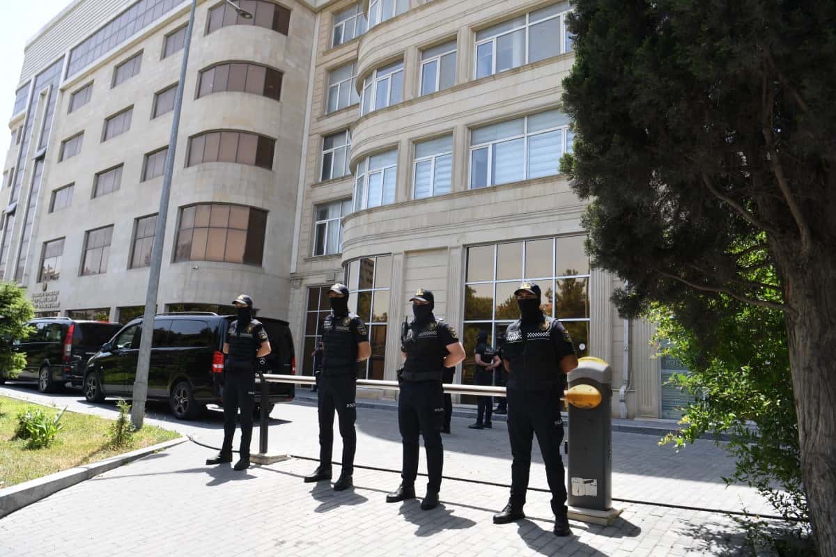 Сотрудники посольства РФ попытались пройти в оцепленный полицией офис «Sputnik Азербайджан», но их не пустили