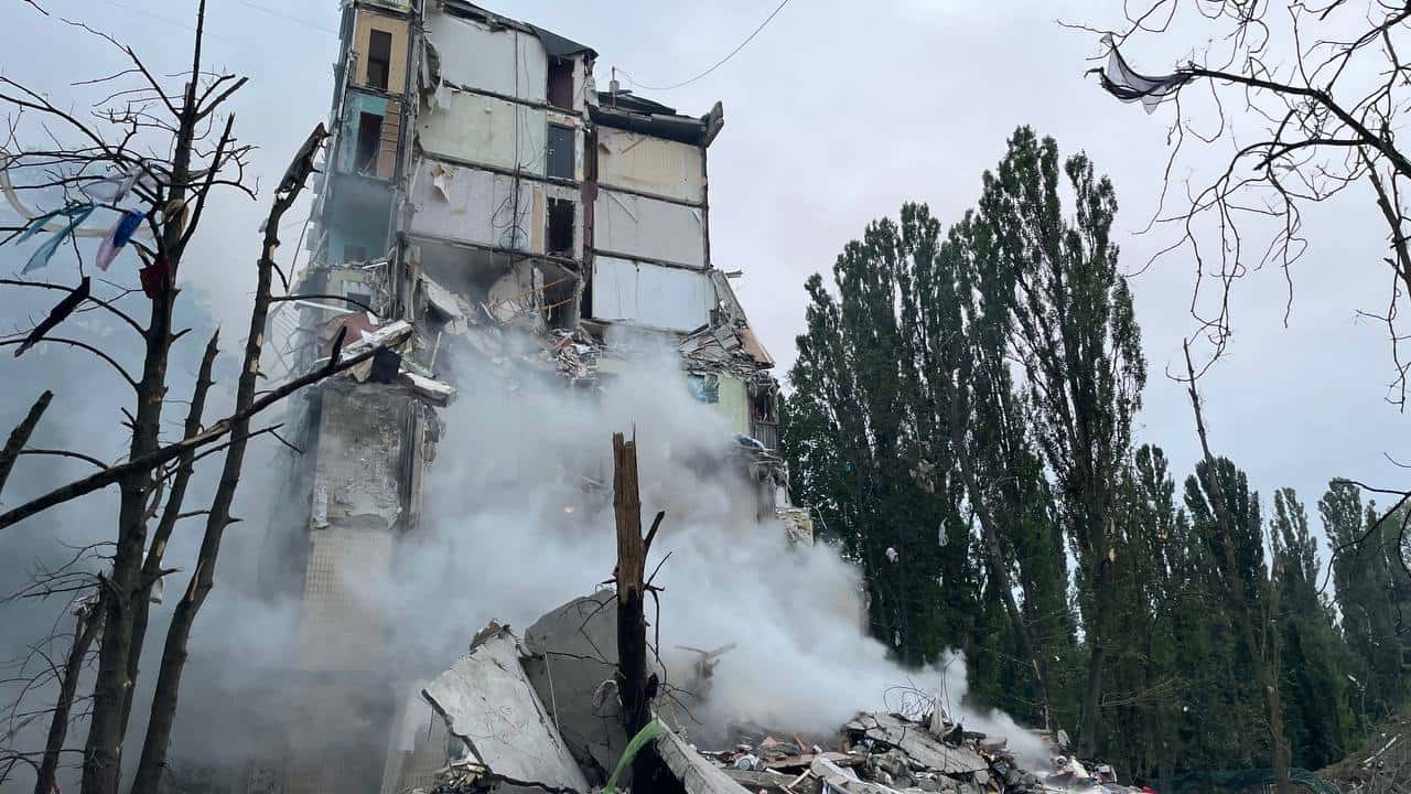 После ночного налета на Киев обрушился подъезд жилого дома, известно как минимум о шести погибших и 52 пострадавших