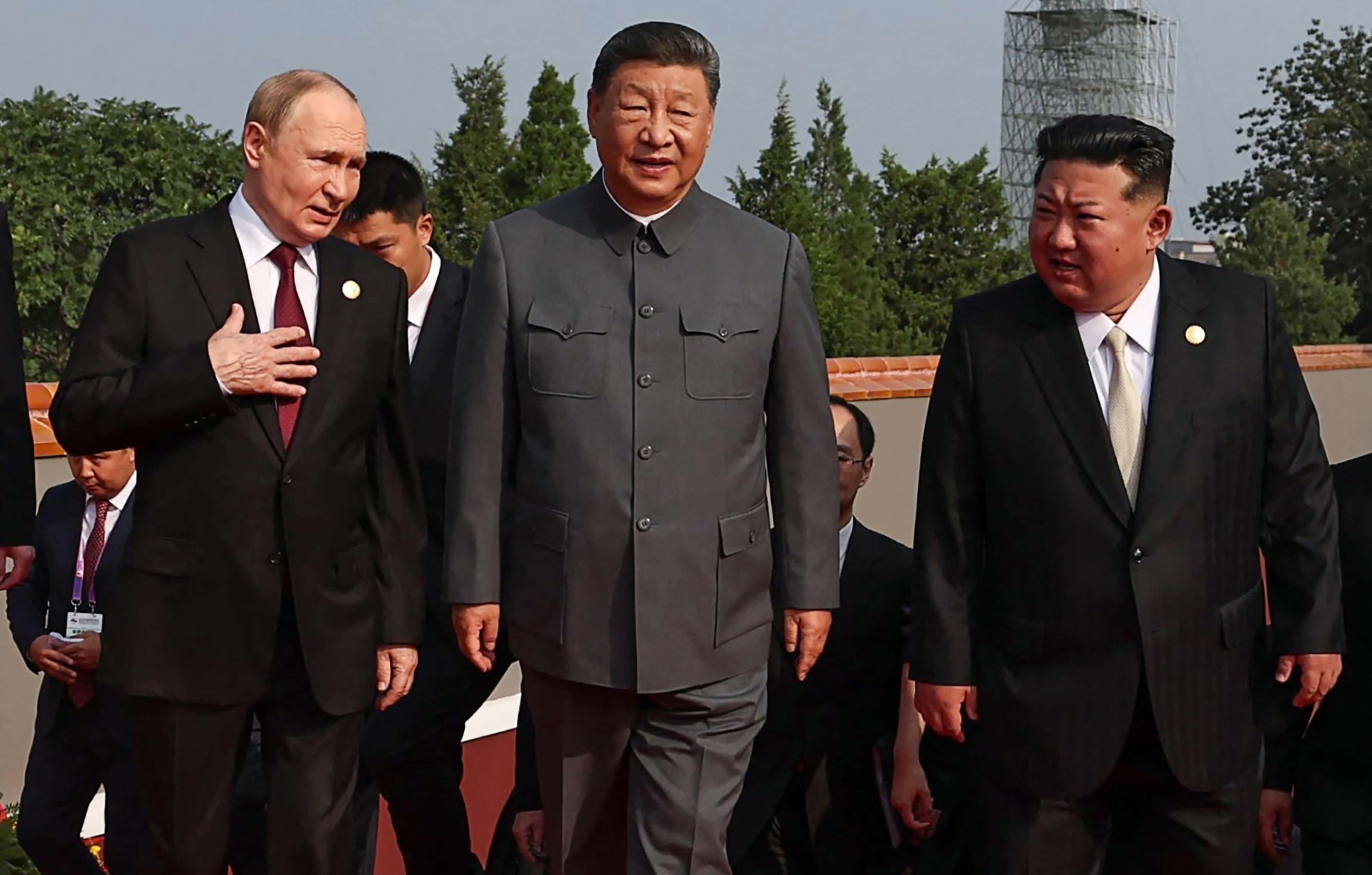 «Прямой вызов международной системе»: Си Цзиньпин провел военный парад в Пекине в компании Путина и Ким Чен Ына