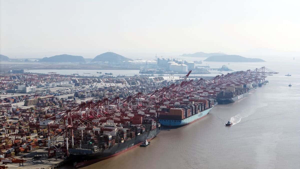 Трамп анонсировал новые пошлины в 100% на товары из Китая 