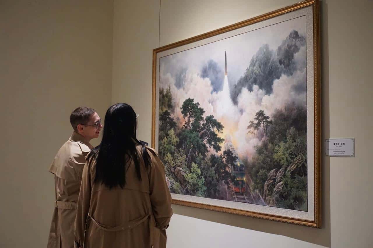 В Москве прошла выставка северокорейского искусства. The Insider прочитал книгу отзывов, которую передадут Ким Чен Ыну