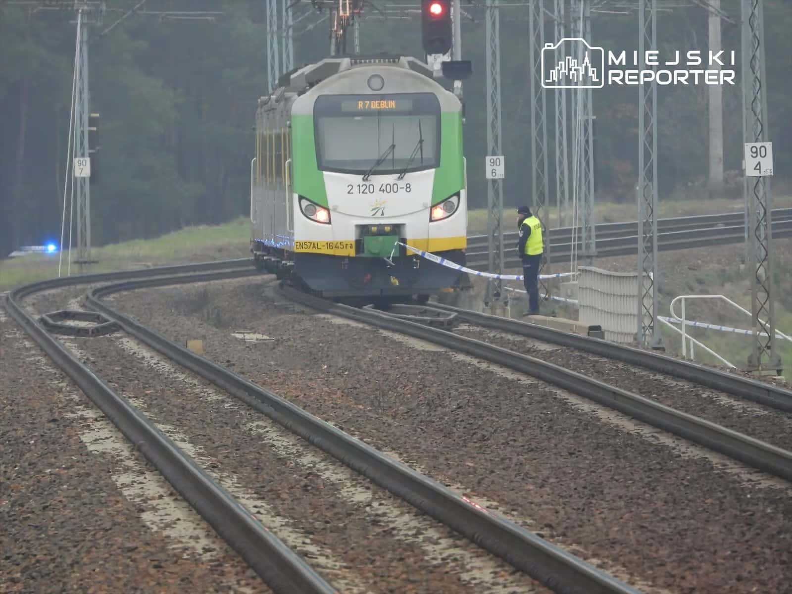 Под Варшавой обнаружили повреждения железнодорожного полотна. В сети появилось фото шнура на рельсах, похожего на детонирующий