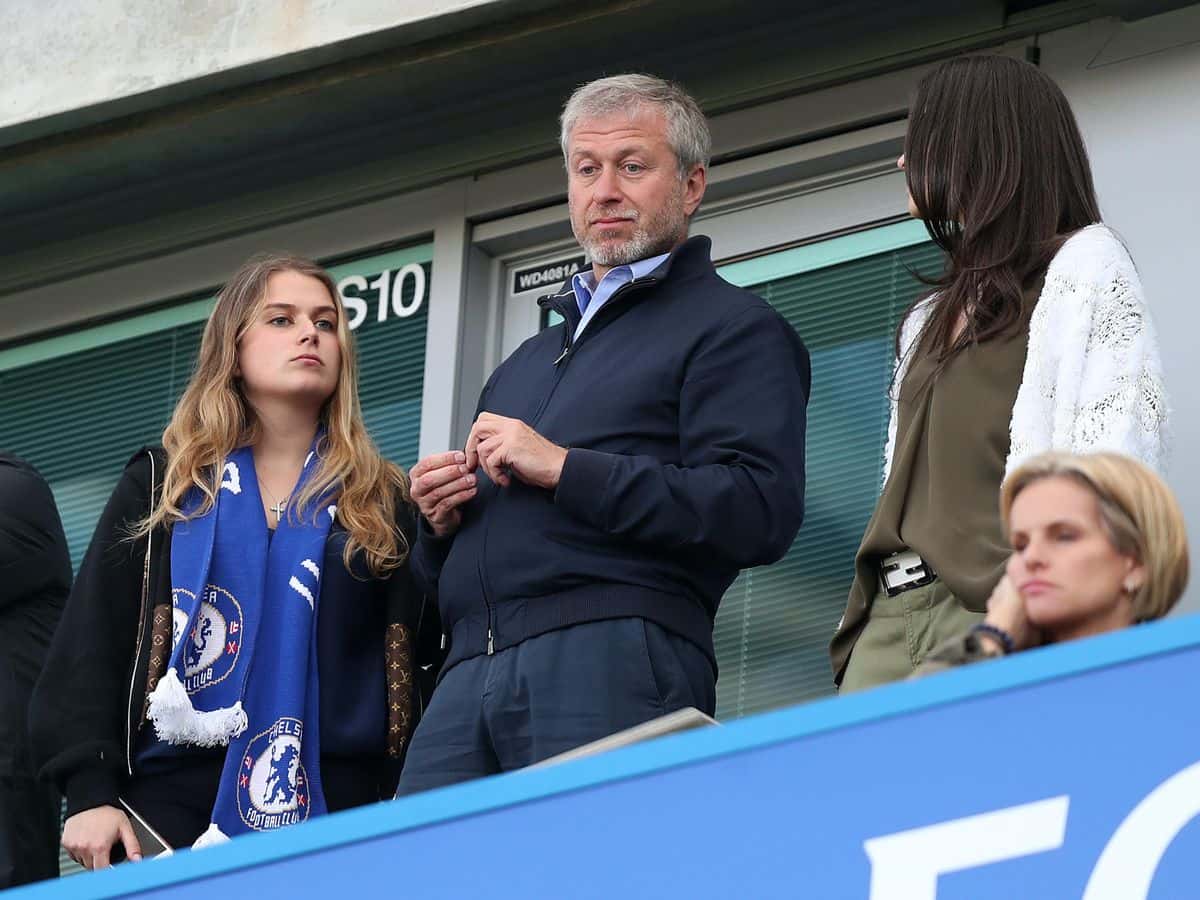 Абрамович подал в суд на автора и издателя книги «Люди Путина» из-за утверждений, что он купил «Челси» по приказу Путина