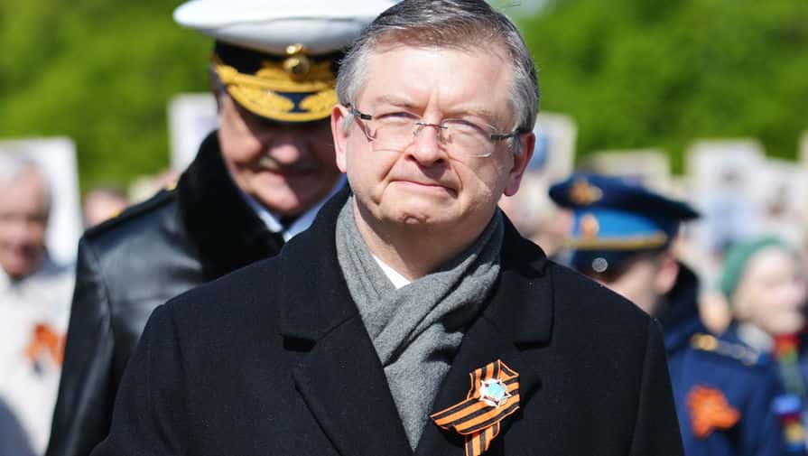 Российского посла в Польше облили красной краской, когда он хотел возложить цветы к мемориалу советских солдат