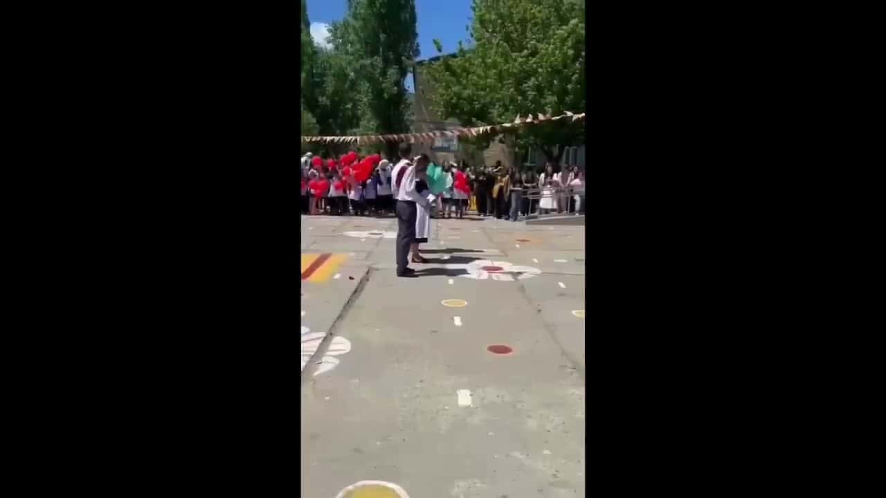 Школьницу, которая произнесла антивоенные лозунги на последнем звонке, заставили извиниться