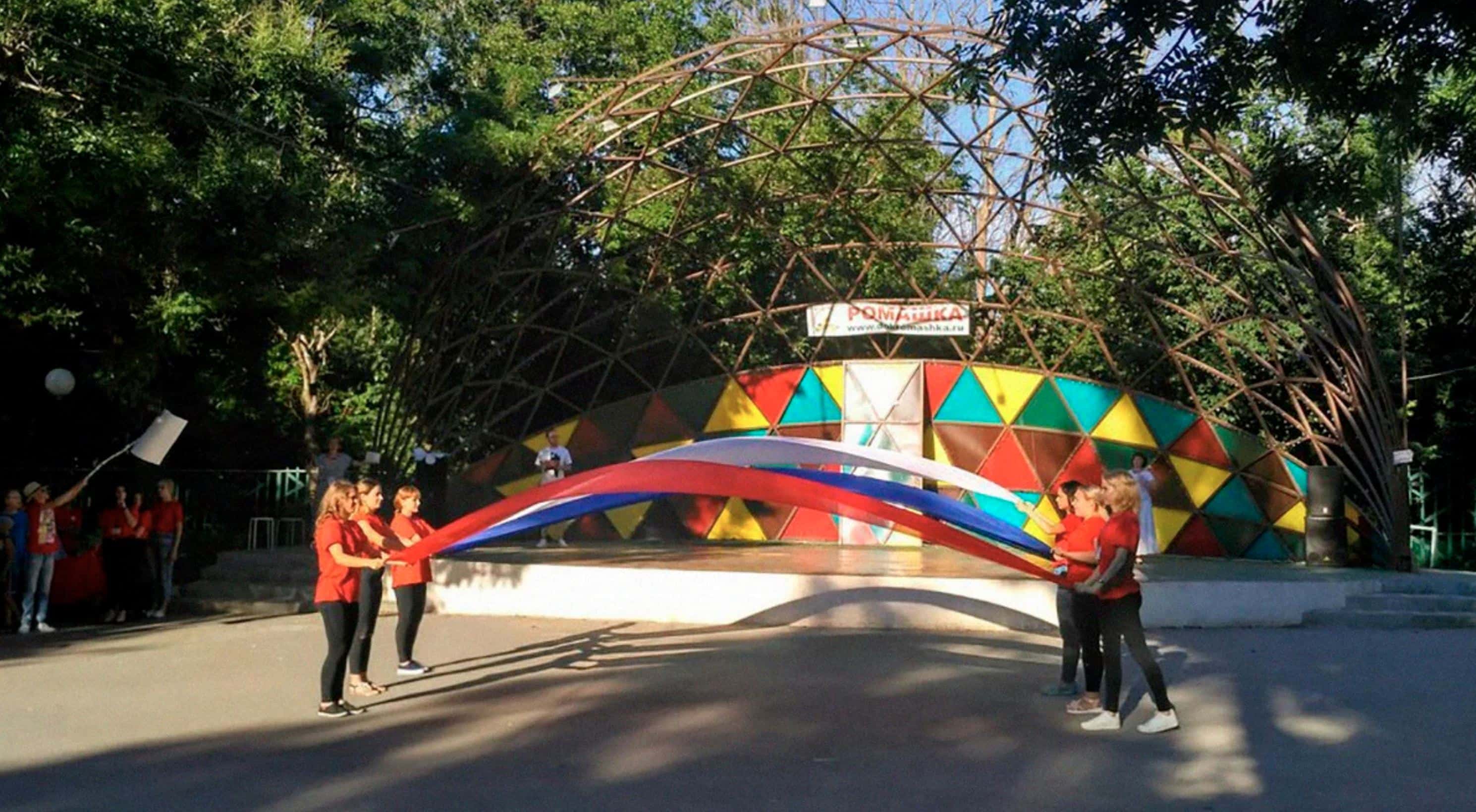 Сотни вывезенных из Украины детей находятся в лагере под Таганрогом — «Вёрстка»