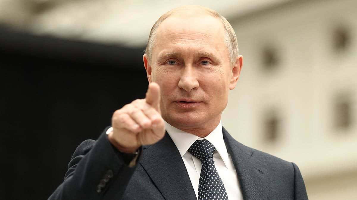 «Ведомости»: Решение по обвалу рубля примет лично Путин