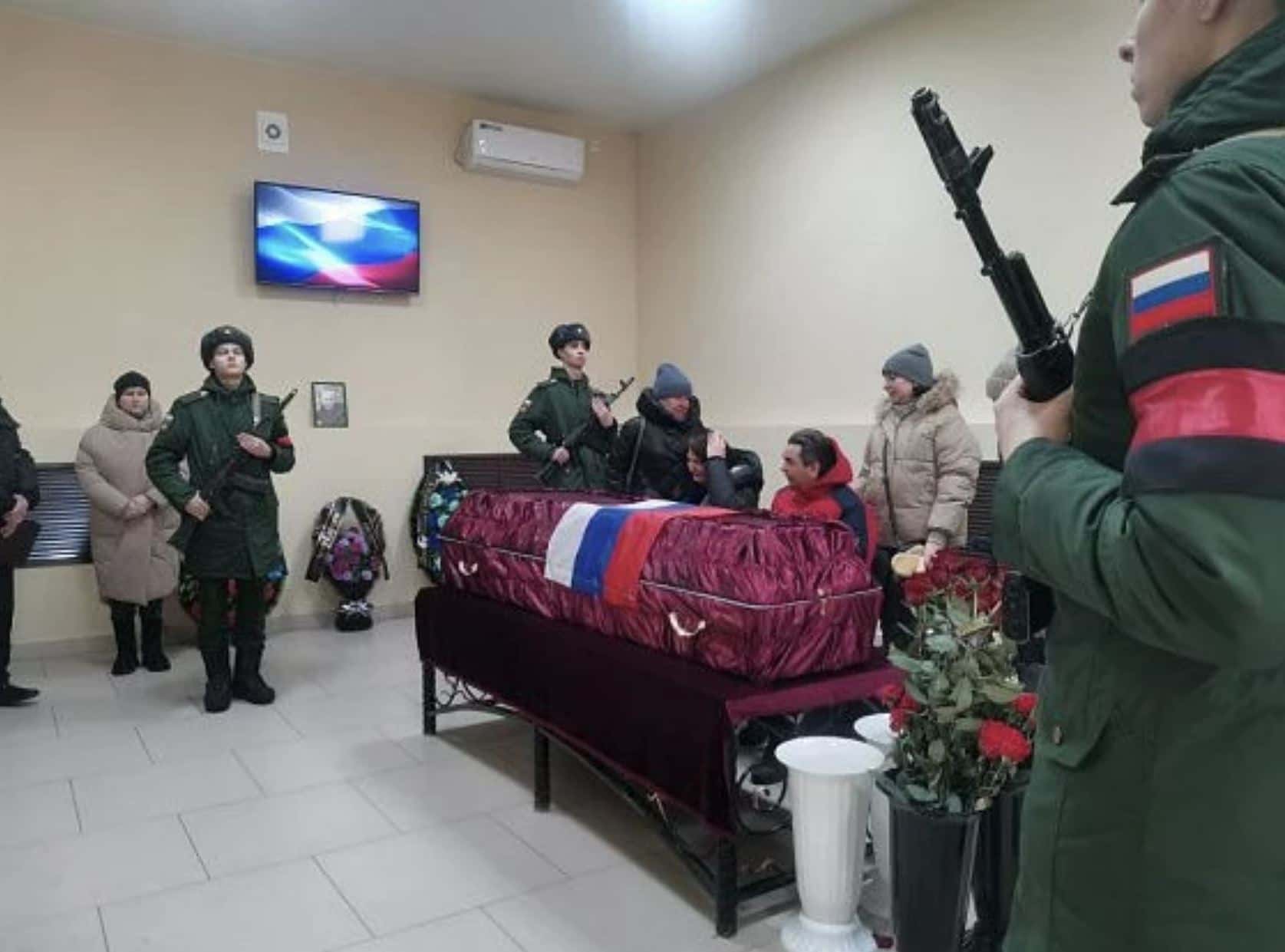 «Он был честным, всегда помогал слабым». На Урале торжественно похоронили «вагнеровца», который забил насмерть свою мать