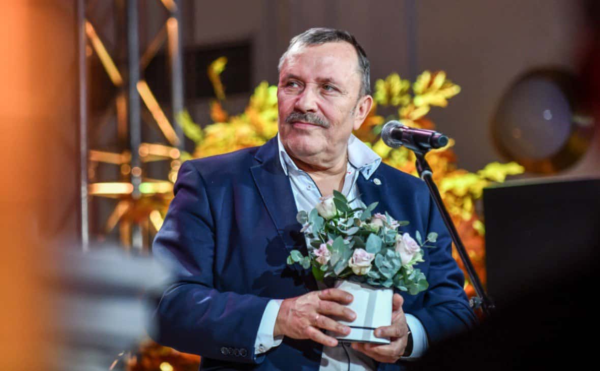 Суд отправил под домашний арест экс-директора новосибирского театра. Его сын-режиссер уехал из России, осудив войну