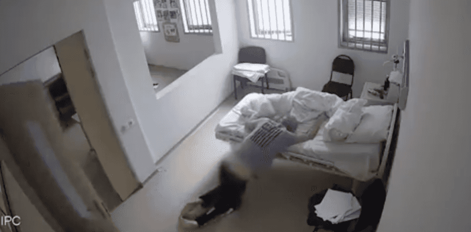 CNN опубликовал видеозаписи с Саакашвили, на которых он изможденный падает на пол в больничной палате