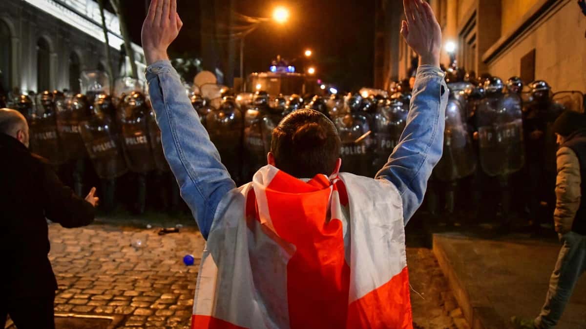 В Грузии партия российского олигарха внесла законы об иноагентах и спровоцировала массовые протесты. Политолог Васадзе о грузинском кризисе