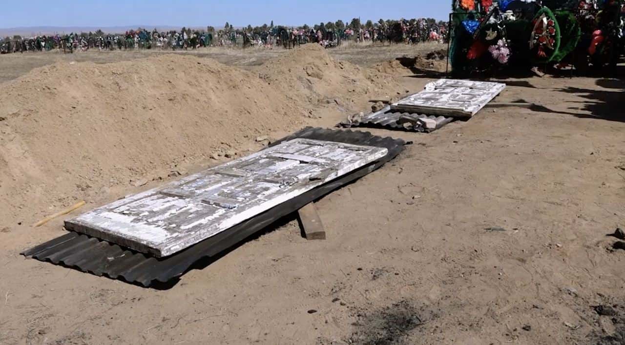 В Забайкалье вдовы погибших в Украине военных просят замостить дорогу к могилам. Сейчас она выложена старыми деревянными дверьми