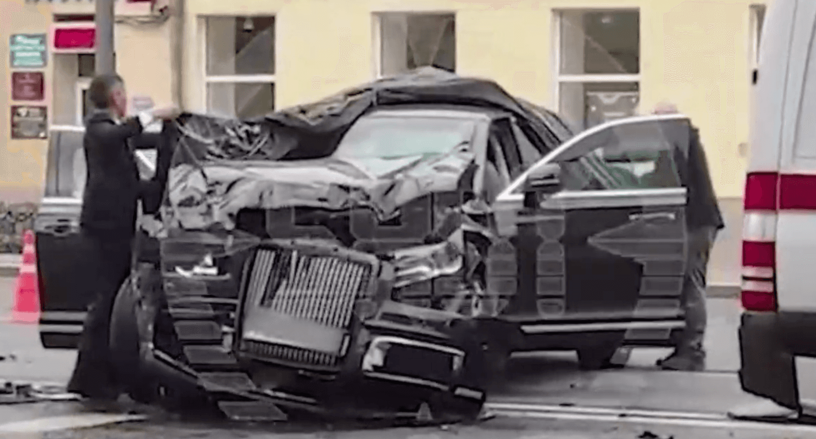 Закрепленный за патриархом Кириллом Aurus попал в аварию в центре Москвы — Baza