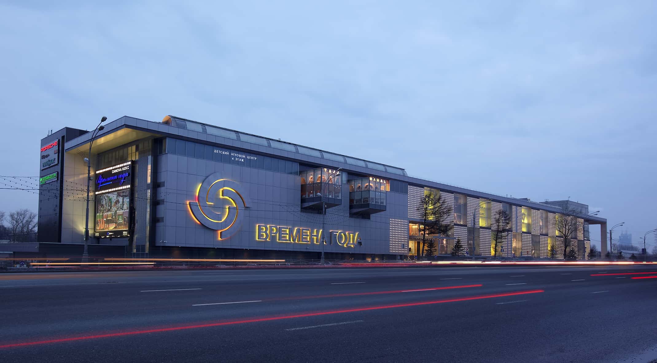 В ТЦ «Времена года» на Кутузовском проспекте  в Москве прорвало трубу с горячей водой. От ожогов пострадало уже 70 человек