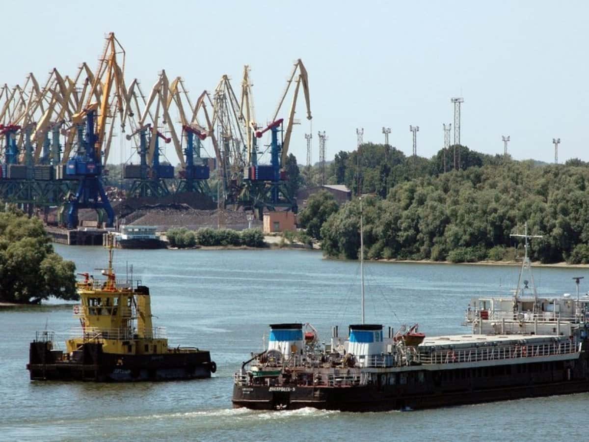 Российские войска атаковали дронами Одесскую область. Разрушен ангар с зерном, пострадали шесть сотрудников порта