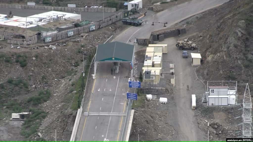 Азербайджанские военные похитили трех жителей Нагорного Карабаха, в том числе студента, ехавшего в Ереван на машине российских миротворцев