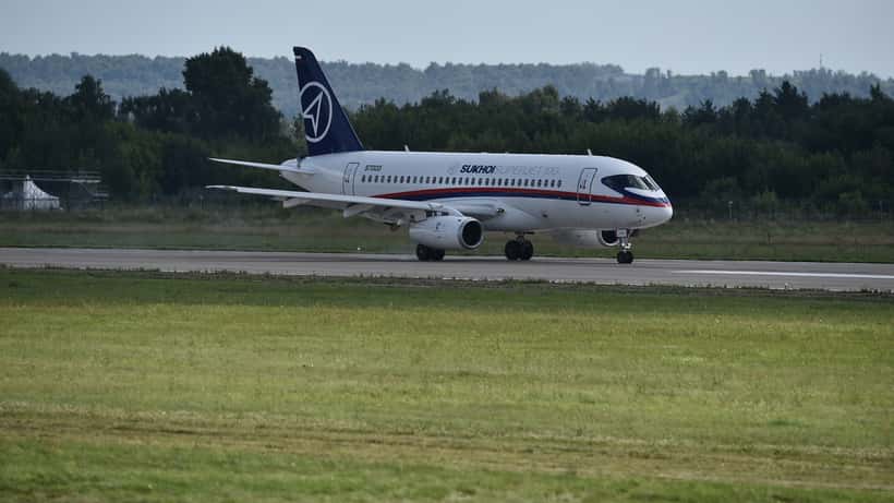 «Совершивший полет SJ-100 не импортозамещенный. Детали под него делал Запад, РФ не сможет произвести их или взять с Boeing» — авиаэксперт