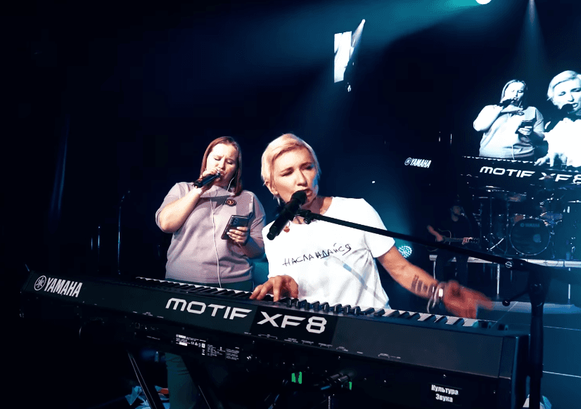 Диана Арбенина спела на сцене с женой участника «СВО». Ранее в России начали отменять концерты певицы из-за критики войны