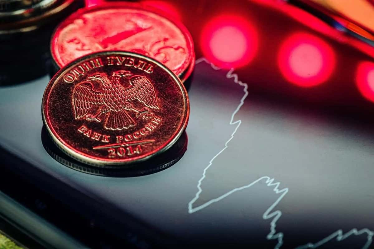 В Кремле требуют снизить курс доллара до 75–80 рублей к президентским выборам в 2024 году — «Медуза»