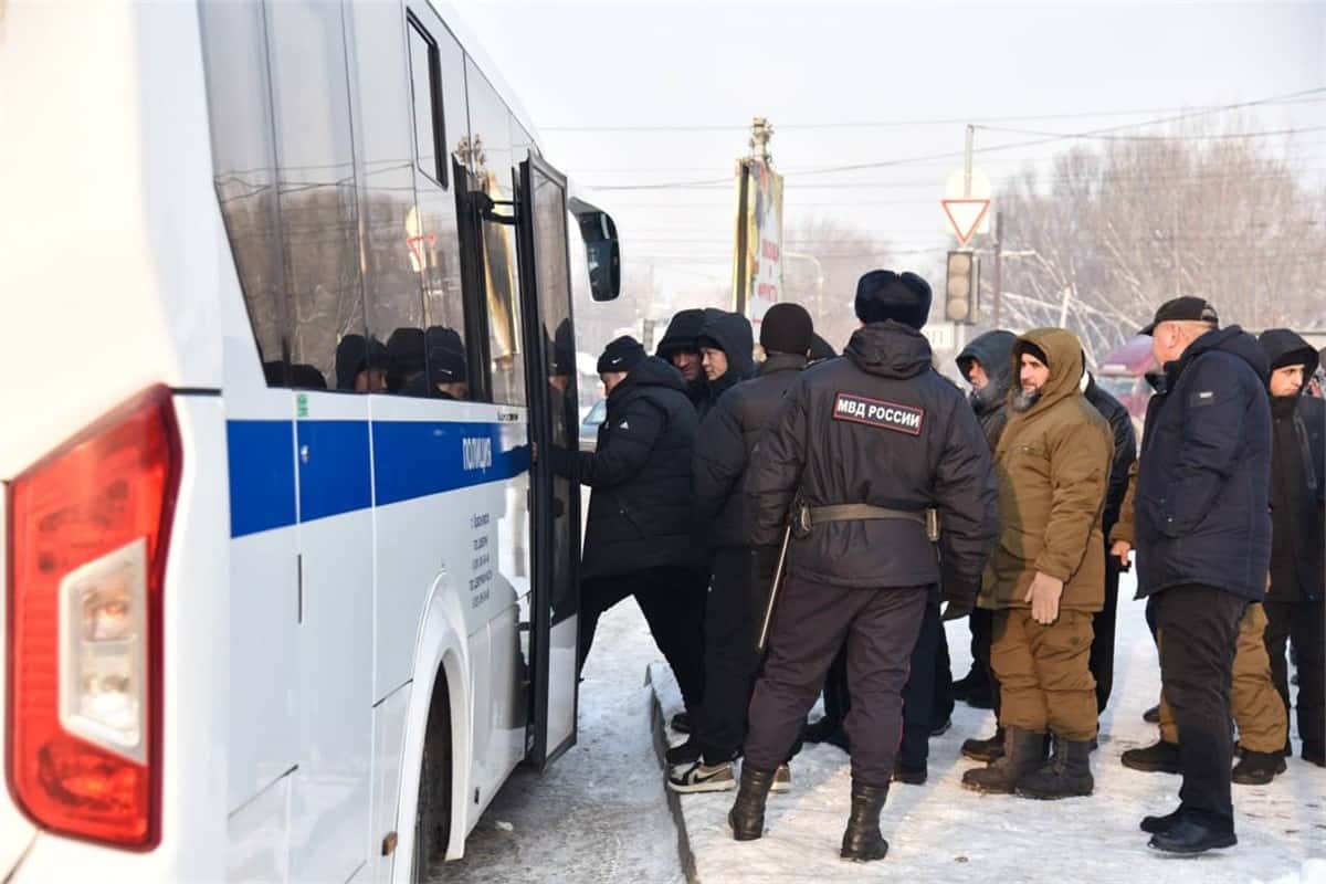 Силовики нагрянули с рейдом в ТЦ в Красноярске. 13 человек получили повестки в военкомат