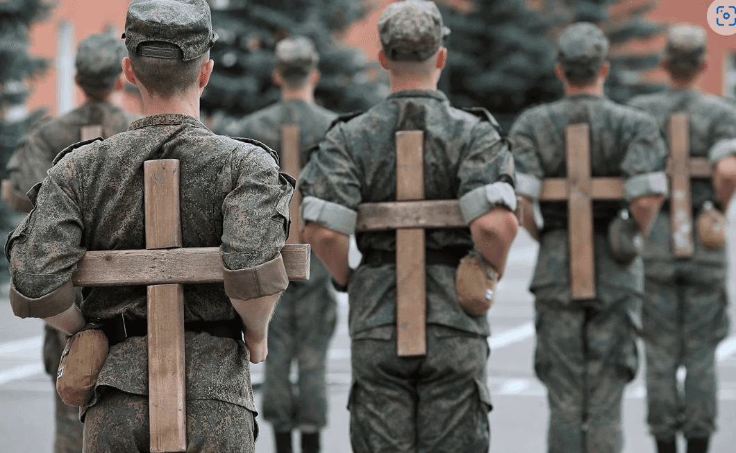 «Призвали одним днем — в части он перерезал себе вены». Как российских призывников затаскивают в военкоматы