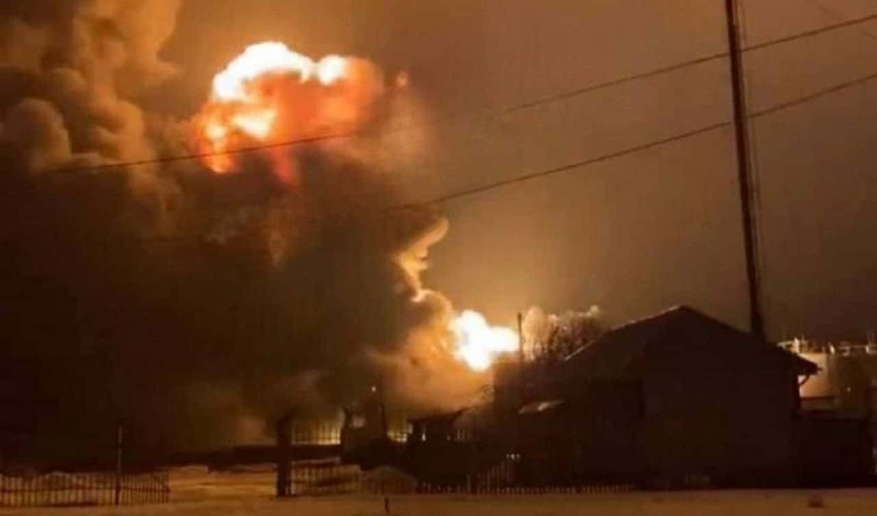 В Курской области беспилотники атаковали нефтебазу, начался пожар