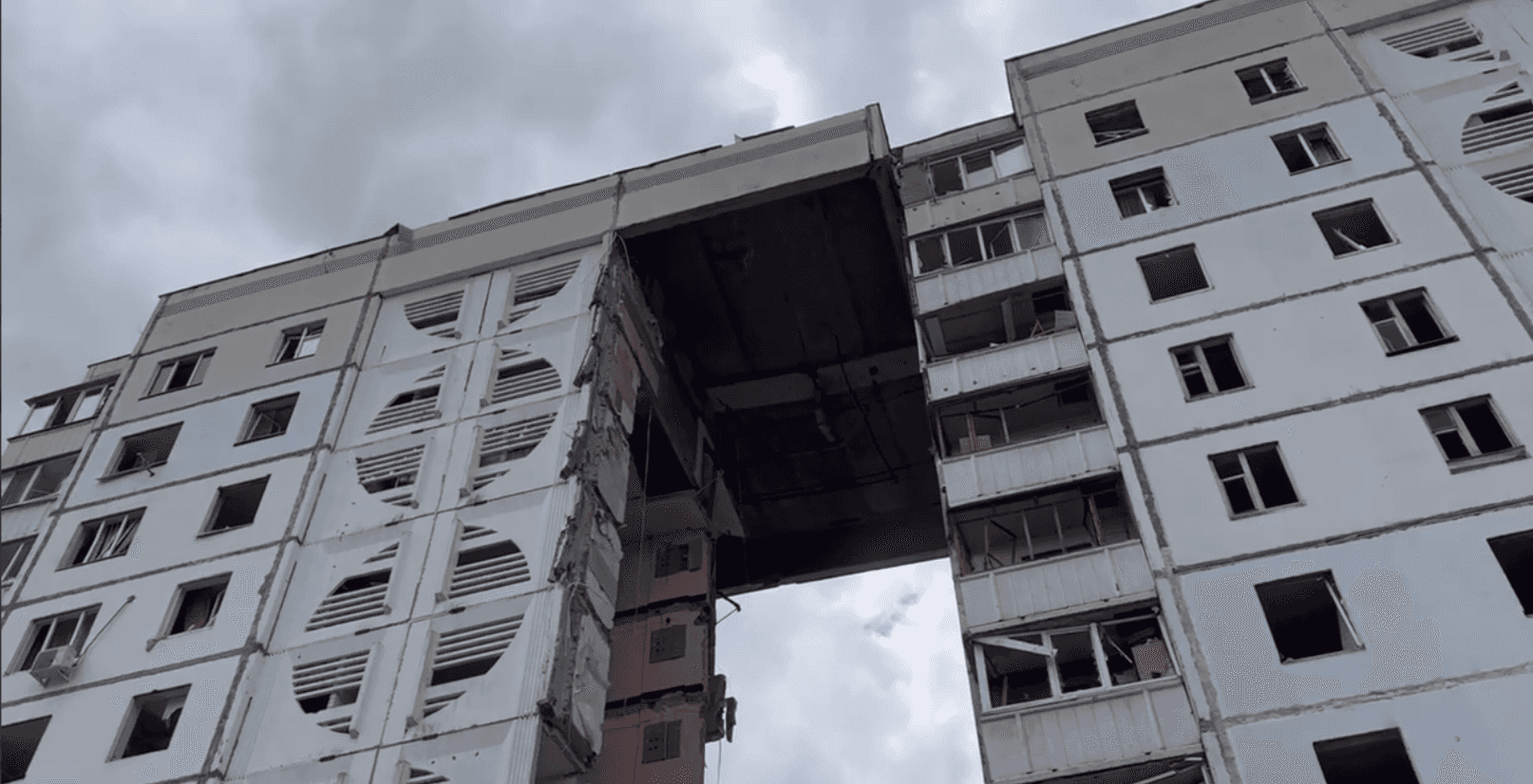 В Белгороде в результате взрыва обрушился подъезд многоэтажки: десятки пострадавших, есть погибшие