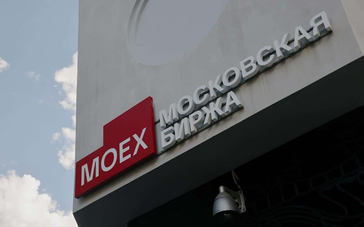 ЦБ РФ: После введения санкций против Мосбиржи курсы доллара и евро будут рассчитываться по сделкам на «внебиржевом рынке»