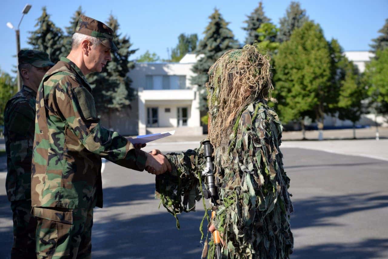 Президент Молдовы подписала указ об отставке командующего армией и сторонника сближения с НАТО Охладчука