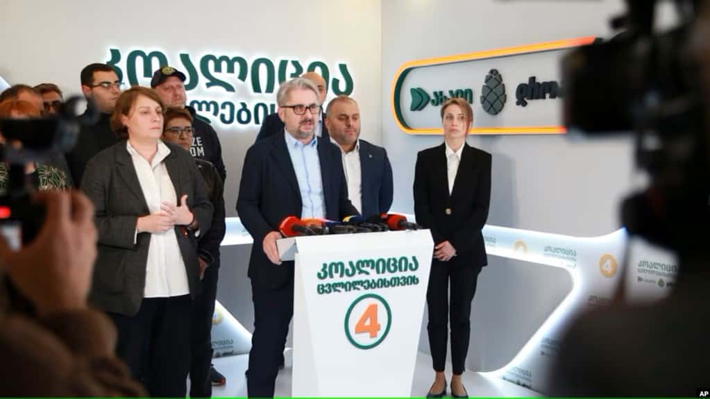 Две оппозиционные партии, прошедшие в парламент Грузии, заявили, что не примут мандаты. Премьер Кобахидзе ответил, что оппозиция и не нужна