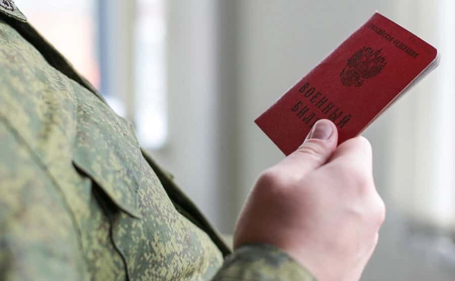 Призывники в Москве начали получать уведомления о закрытии выезда из России