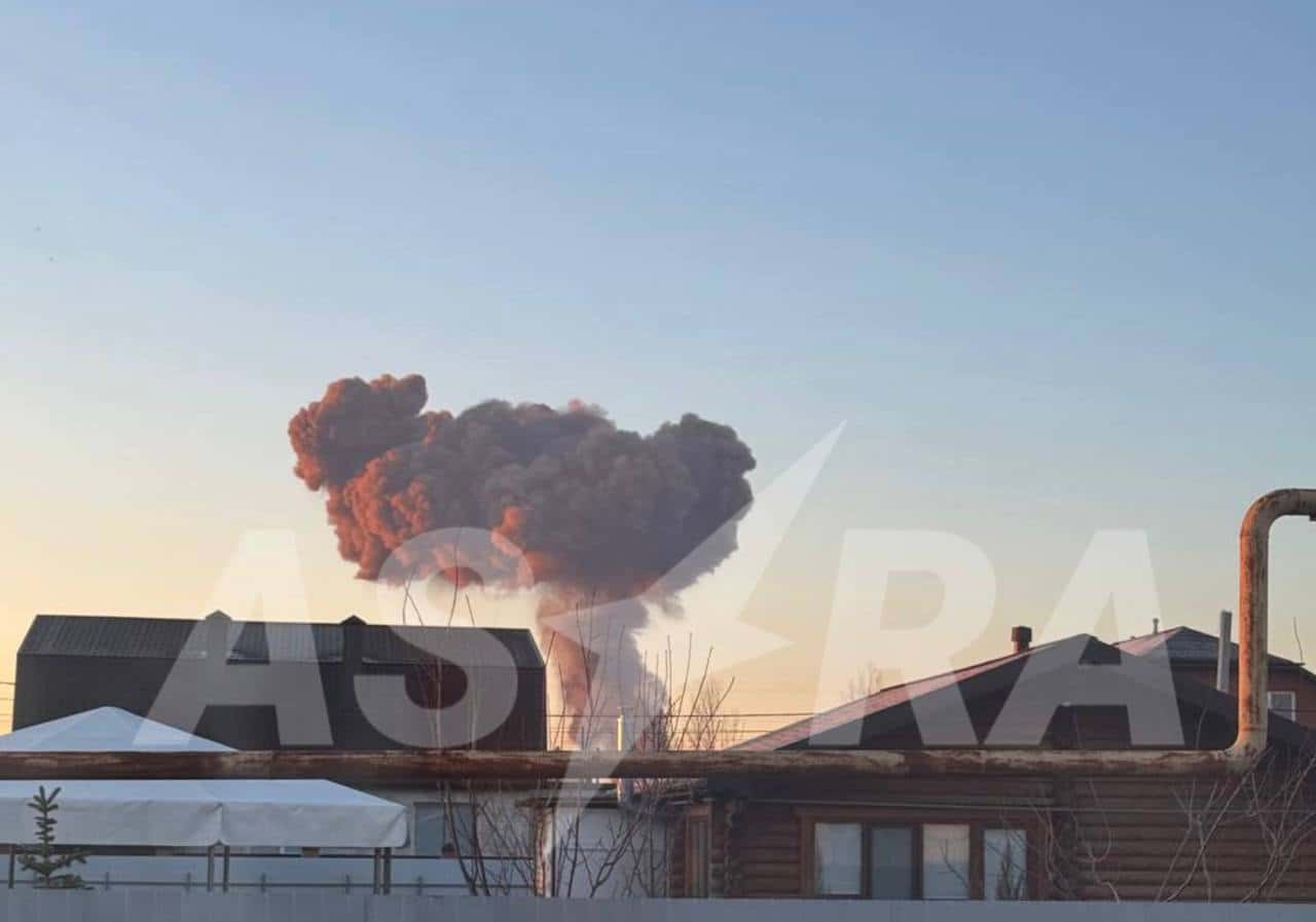 На военном аэродроме в Энгельсе произошел пожар после атаки беспилотников